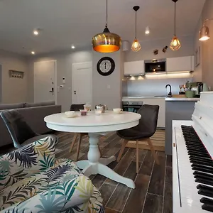  Apartment Of The Kings Piano